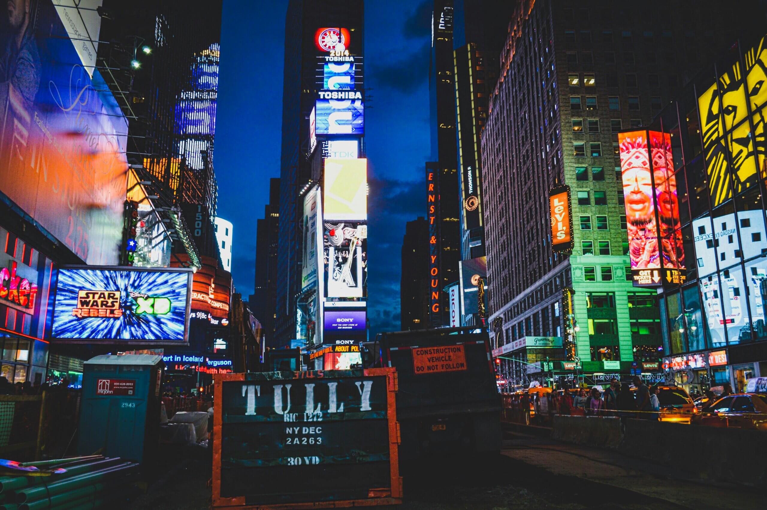 Top 6 digital signage trends for 2026 - Fingoweb
