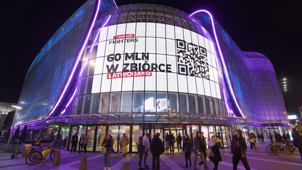 Cancer Fighters na ekranach w mieście. Źródło: Linkedin - Screen Network