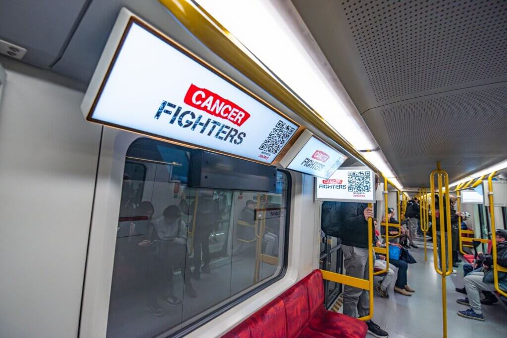 Cancer Fighters w metrze. Źródło: Linkedin - STRÖER Polska